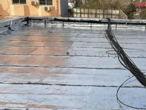 月湖卫生间漏水维修公司分享下月湖屋面楼顶防水刚性防水层施工要点。